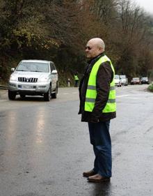 Imagen secundaria 2 - Tres vecinos regulan una hora el tráfico en la N-634 para evitar un accidente tras un argayu