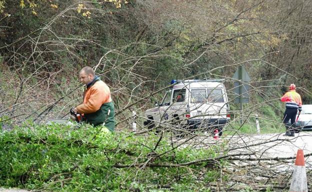 Imagen principal - Tres vecinos regulan una hora el tráfico en la N-634 para evitar un accidente tras un argayu