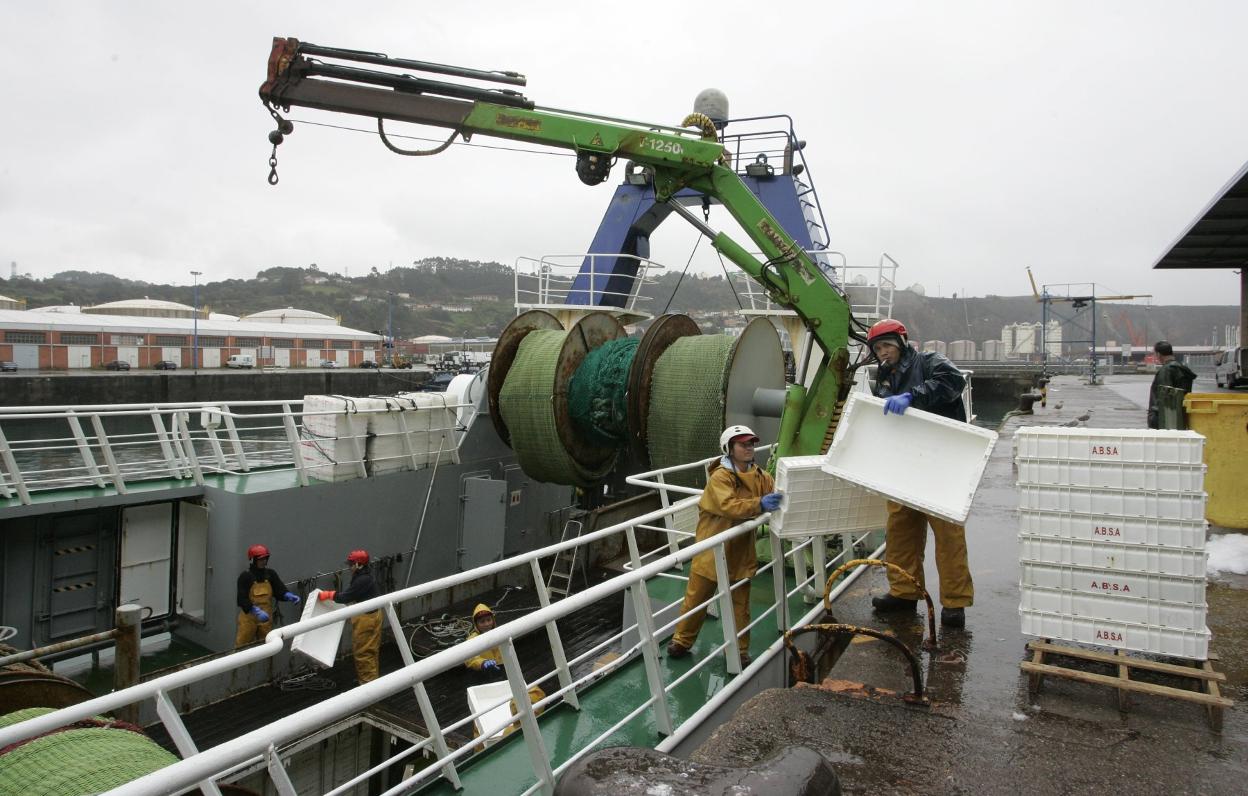 La flota de bajura de Gijón, amarrada en el puerto por el temporal. 