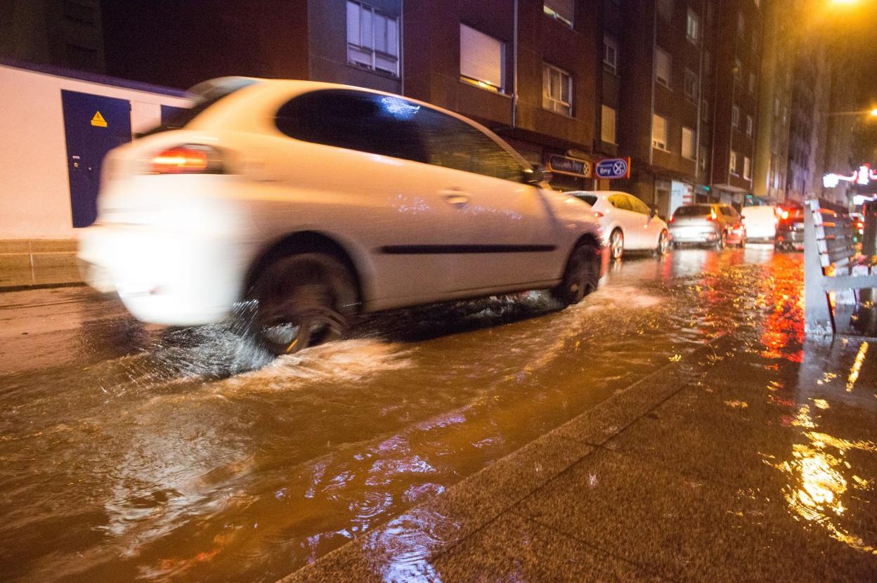 En la zona de Llano Ponte, en Avilés, el agua acumulada dificultó la circulación. 