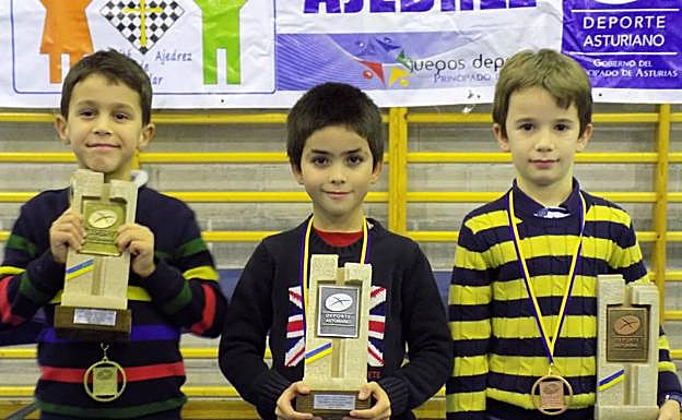 Mateo Menéndez, Juan Gutiérrez y Eloy García, podio sub 8 