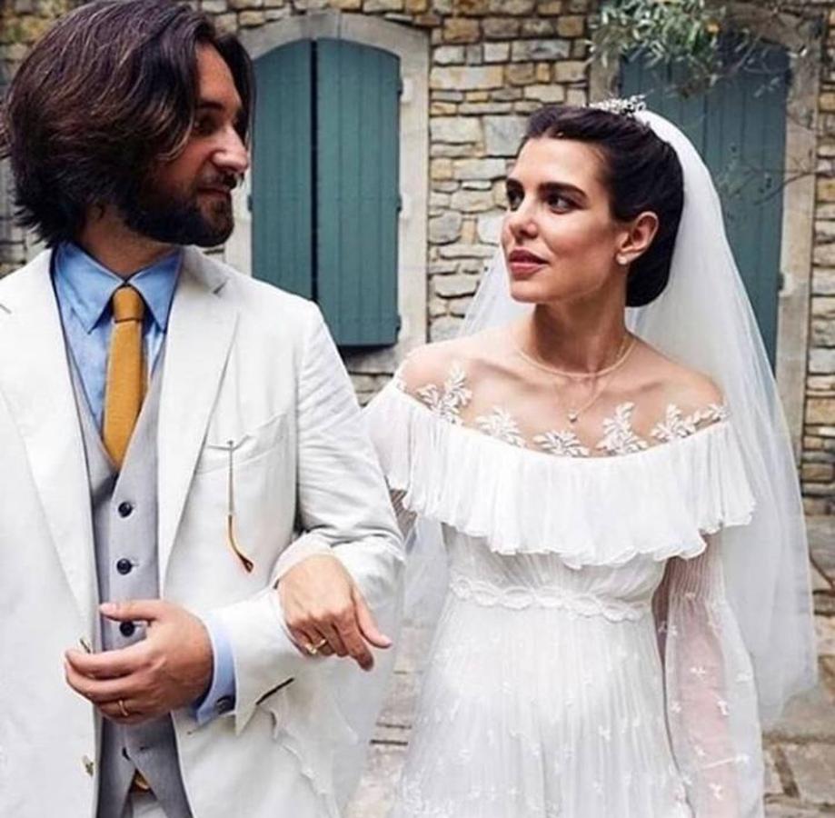 El impresionante vestido de novia de volantes de la influencer y