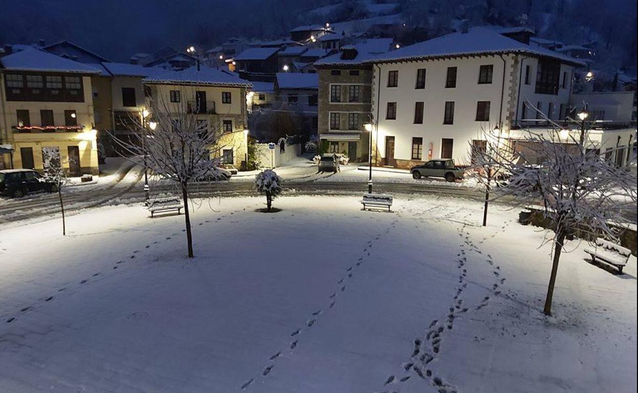 El centro de Caso, anoche, nevado y aún con luz.