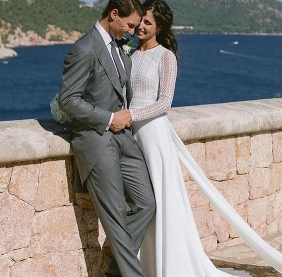 Mery Perelló eligió este sencillo y elegante vestido de la diseñadora catalana Rosa Clará para su boda con el tenista Rafa Nadal.