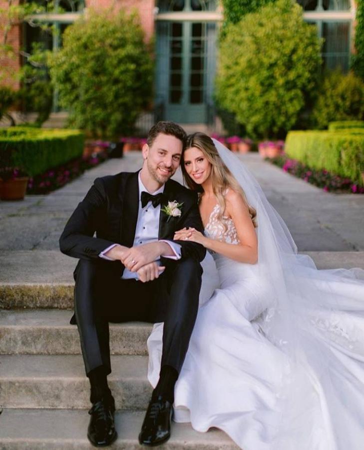 Cat McDonnell eligió este espectacular vestido de Pronovias para su boda con Pau Gasol.