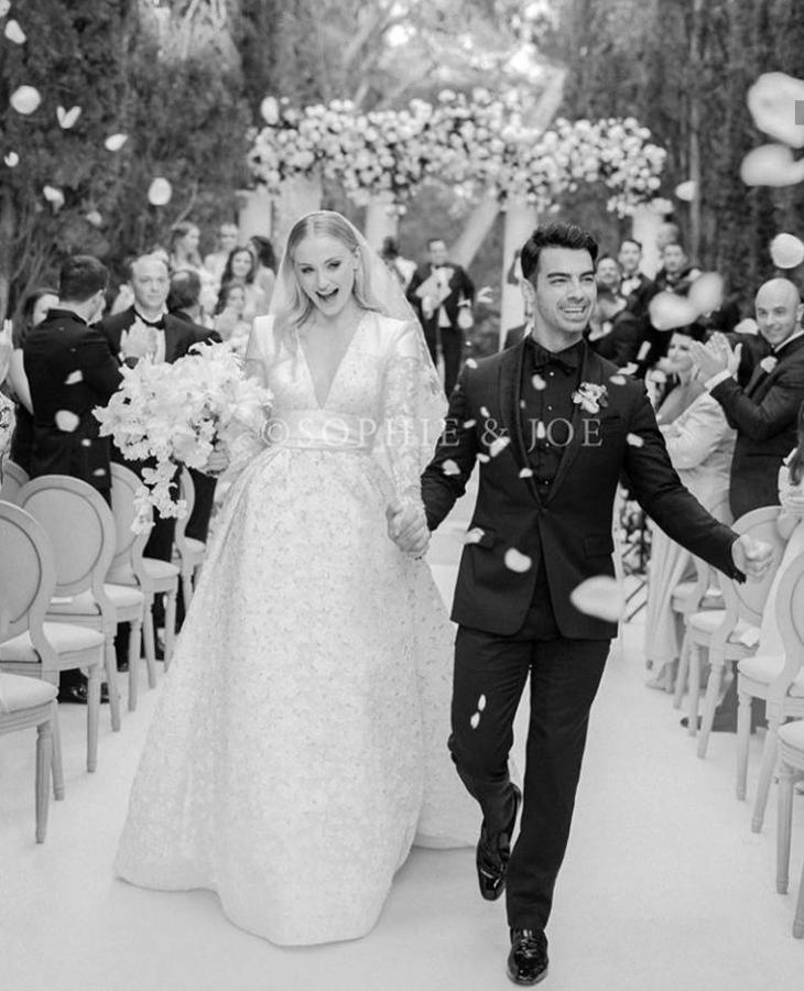 El diseñador Nicolas Ghesquière fue el encargado de crear este romántico vestido de novia que le vimos lucir a la actriz de Juego de Tronos en su boda con Joe Jonas.