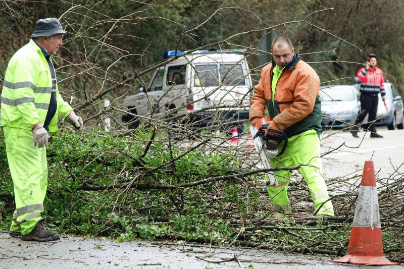 Complicada jornada en la región por las fuertes nevadas y el intenso frío, que mantiene la alerta naranja.