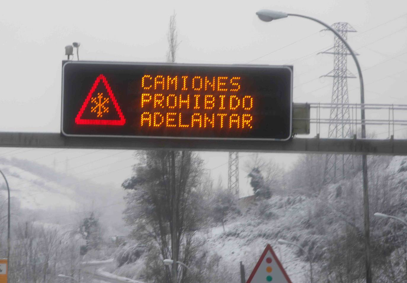 Complicada jornada en la región por las fuertes nevadas y el intenso frío, que mantiene la alerta naranja.