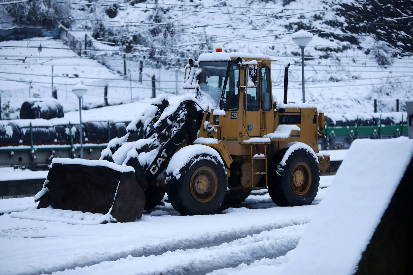 Complicada jornada en la región por las fuertes nevadas y el intenso frío, que mantiene la alerta naranja.