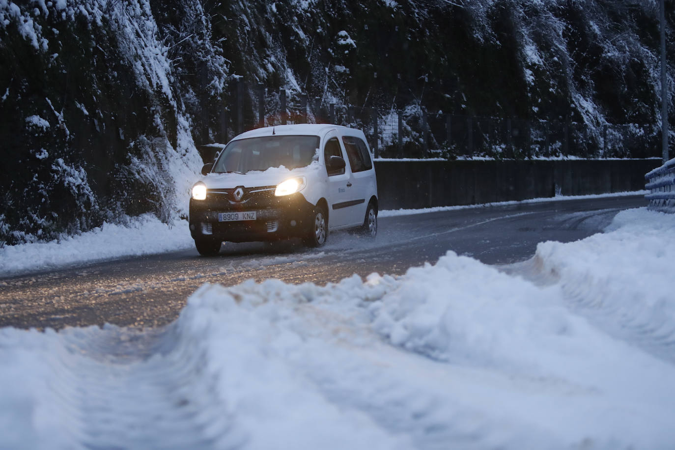 Complicada jornada en la región por las fuertes nevadas y el intenso frío, que mantiene la alerta naranja.