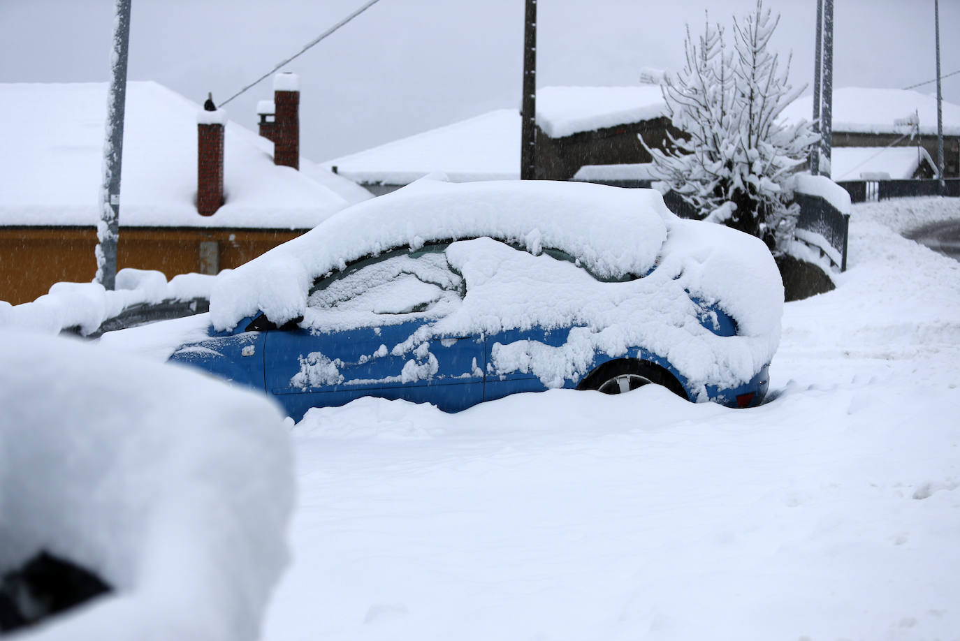 Complicada jornada en la región por las fuertes nevadas y el intenso frío, que mantiene la alerta naranja.