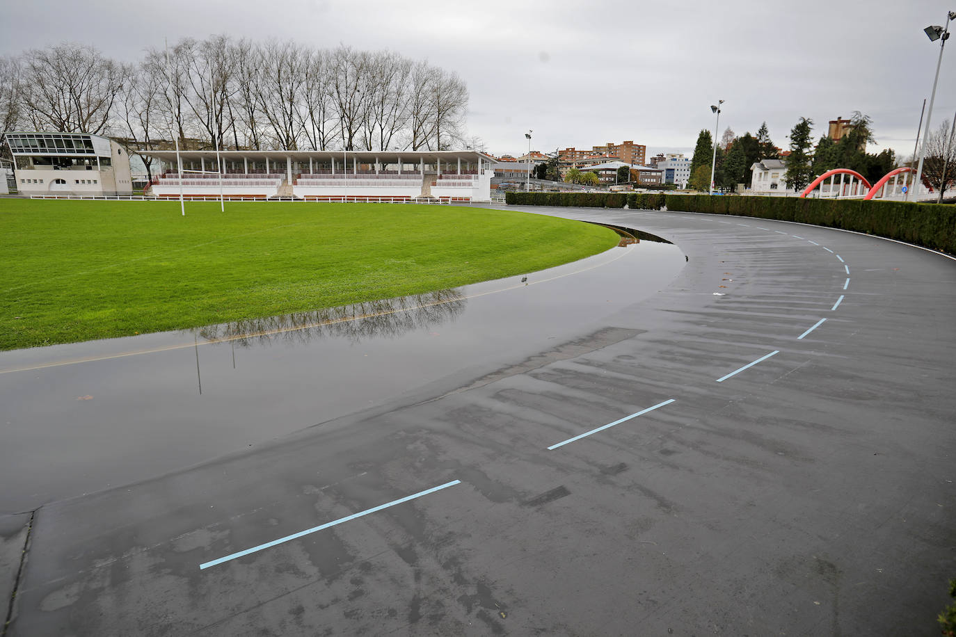 El Piles al límite de su capacidad baja con las aguas turbias y las consecuencias del temporal se dejan ver además en otros puntos de la ciudad.