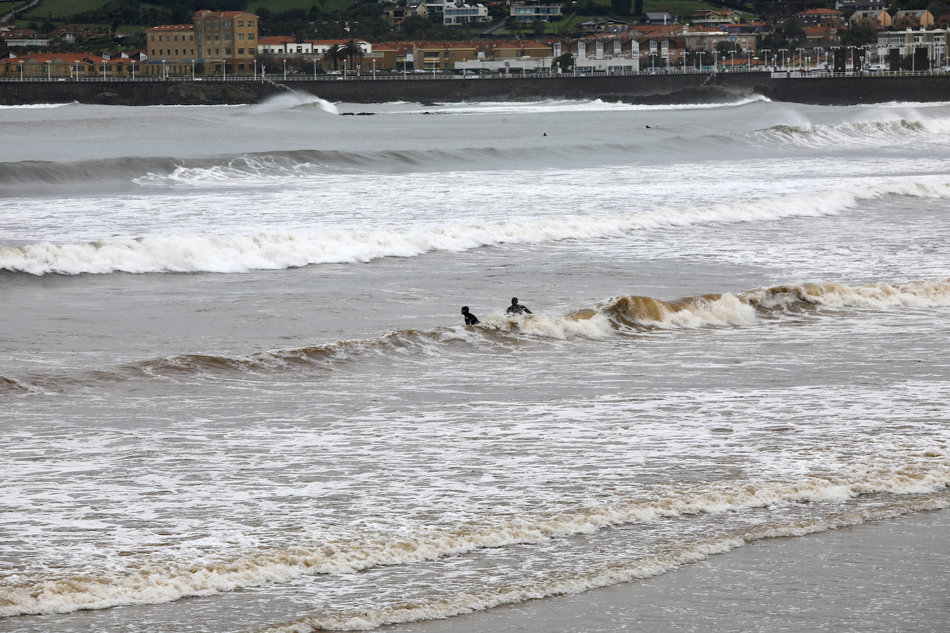 El Piles al límite de su capacidad baja con las aguas turbias y las consecuencias del temporal se dejan ver además en otros puntos de la ciudad.