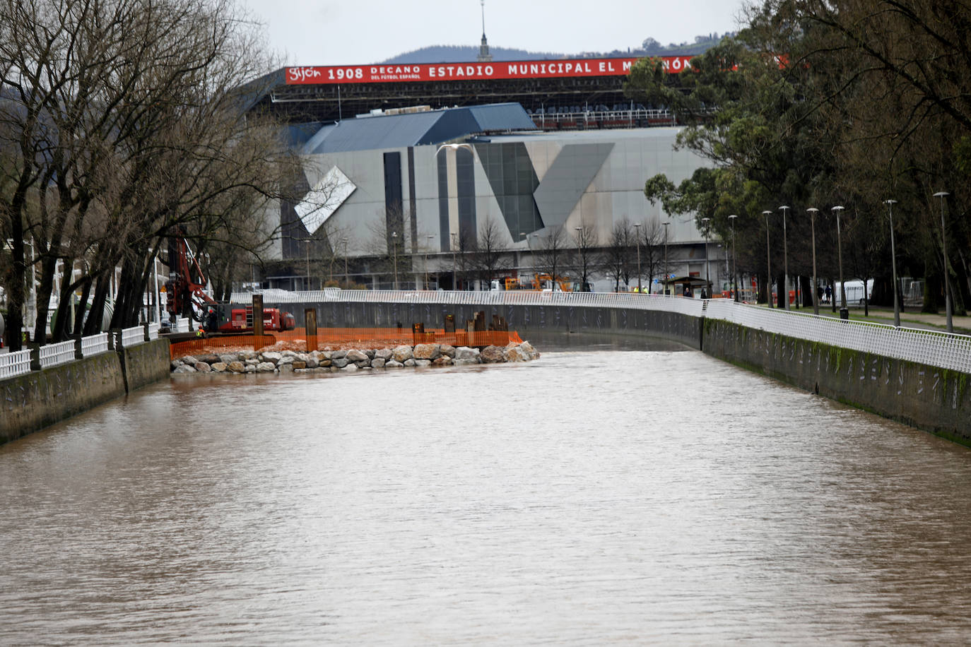 El Piles al límite de su capacidad baja con las aguas turbias y las consecuencias del temporal se dejan ver además en otros puntos de la ciudad.