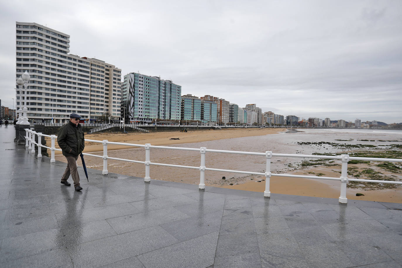 El Piles al límite de su capacidad baja con las aguas turbias y las consecuencias del temporal se dejan ver además en otros puntos de la ciudad.