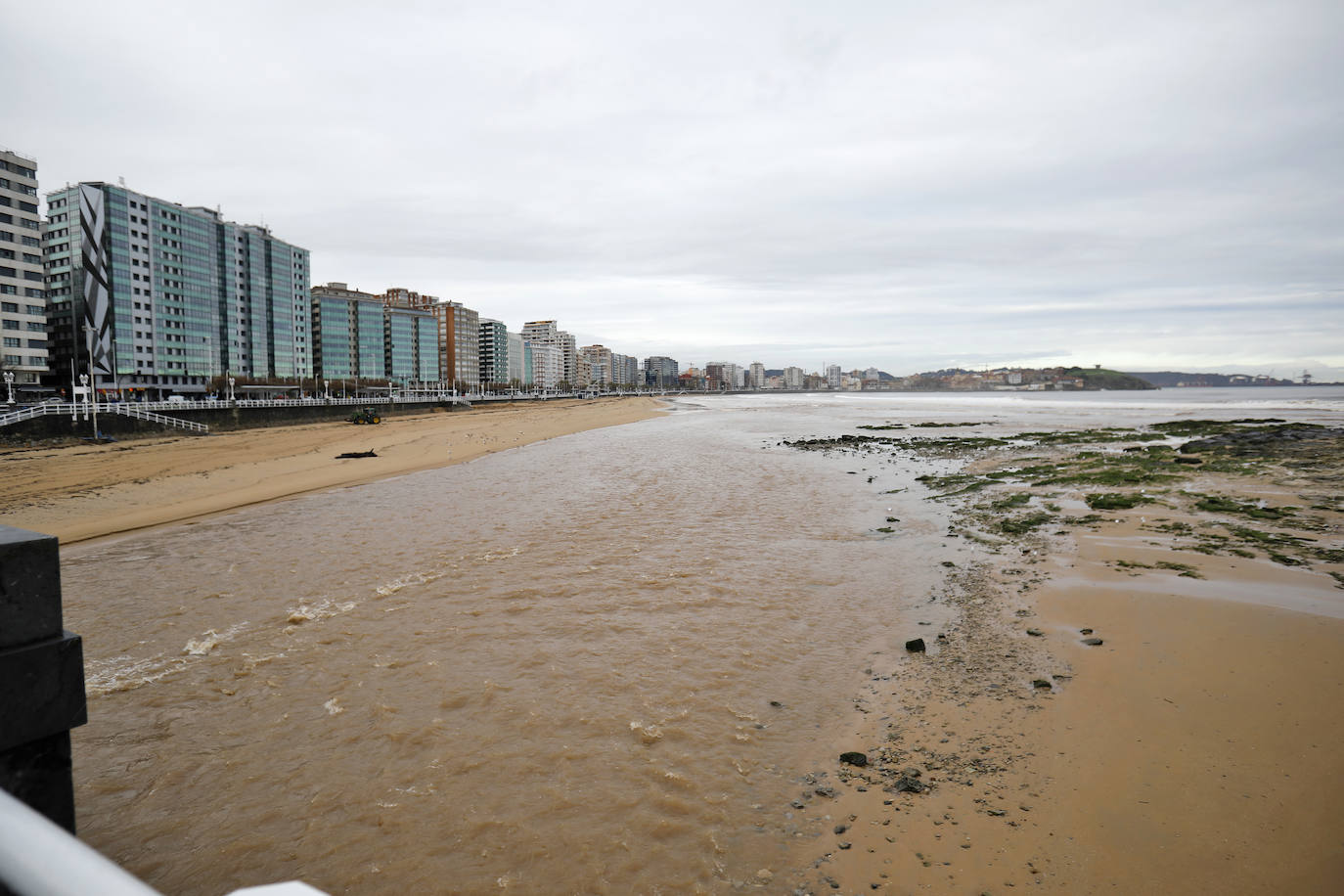 El Piles al límite de su capacidad baja con las aguas turbias y las consecuencias del temporal se dejan ver además en otros puntos de la ciudad.