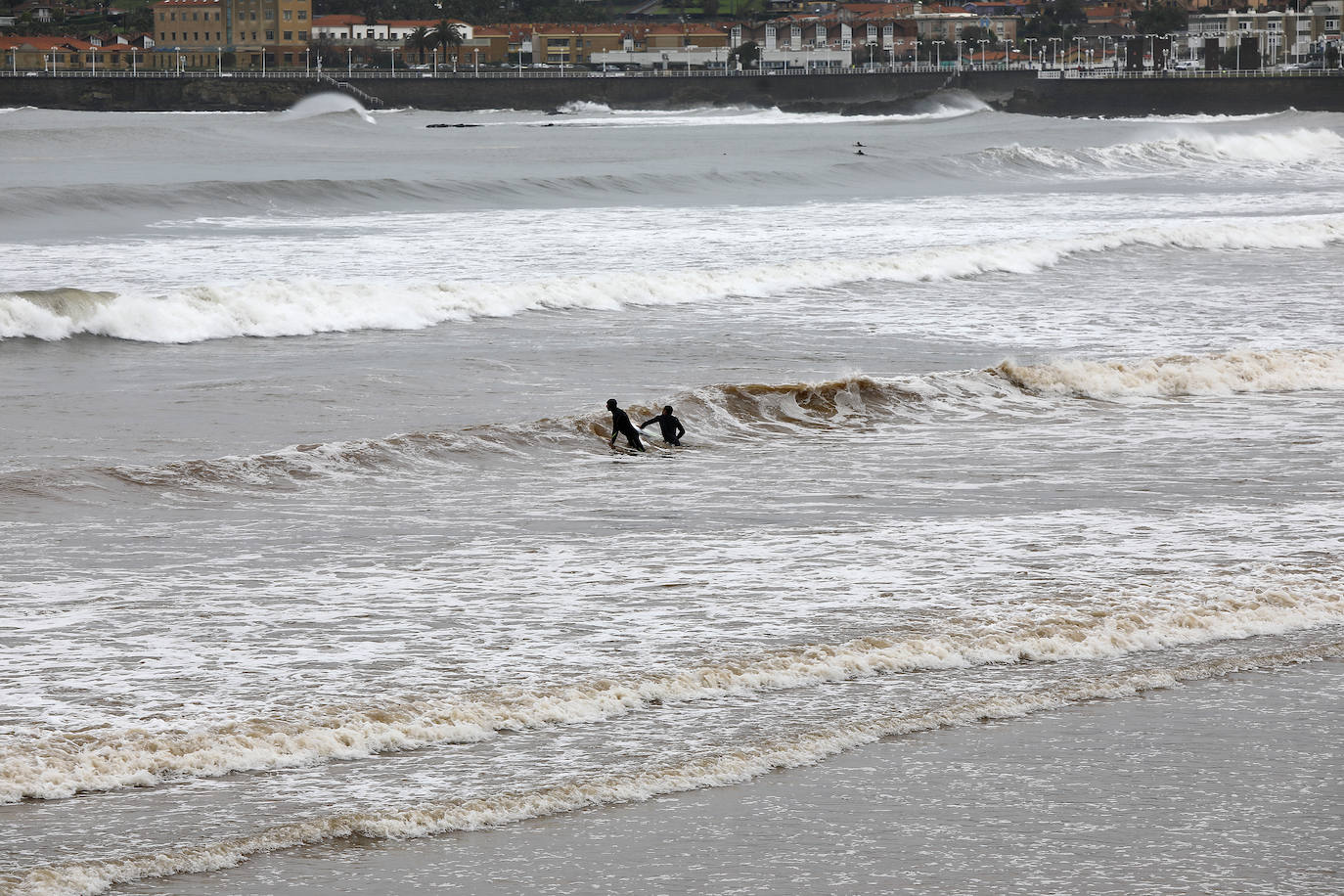 El Piles al límite de su capacidad baja con las aguas turbias y las consecuencias del temporal se dejan ver además en otros puntos de la ciudad.