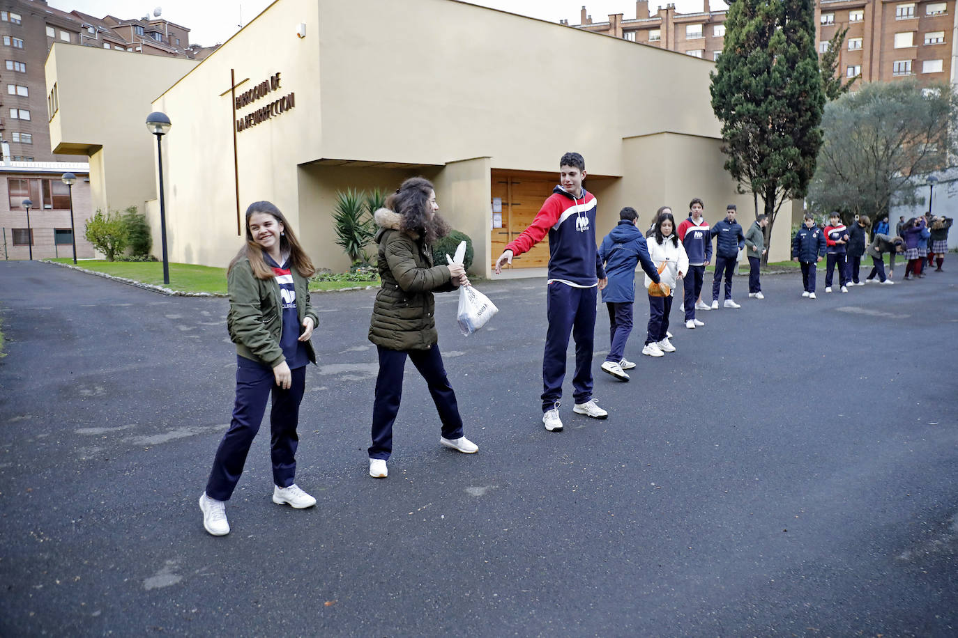 Los estudiantes del colegio Virgen Reina, de Gijón, han entregado 80 kilos de alimentos a la parroquia de La Resurrección. 