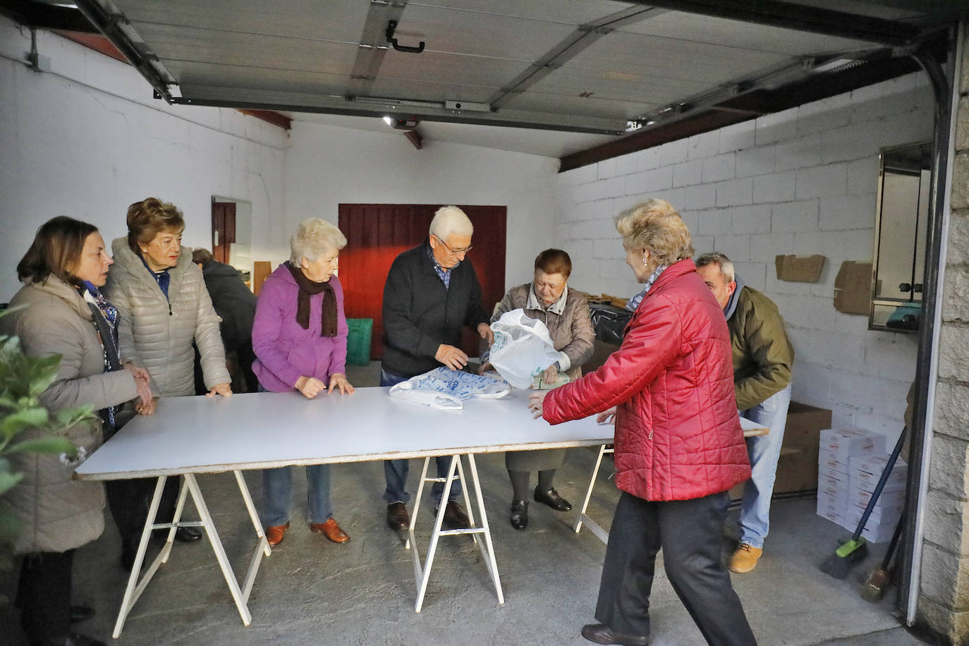 Los estudiantes del colegio Virgen Reina, de Gijón, han entregado 80 kilos de alimentos a la parroquia de La Resurrección. 