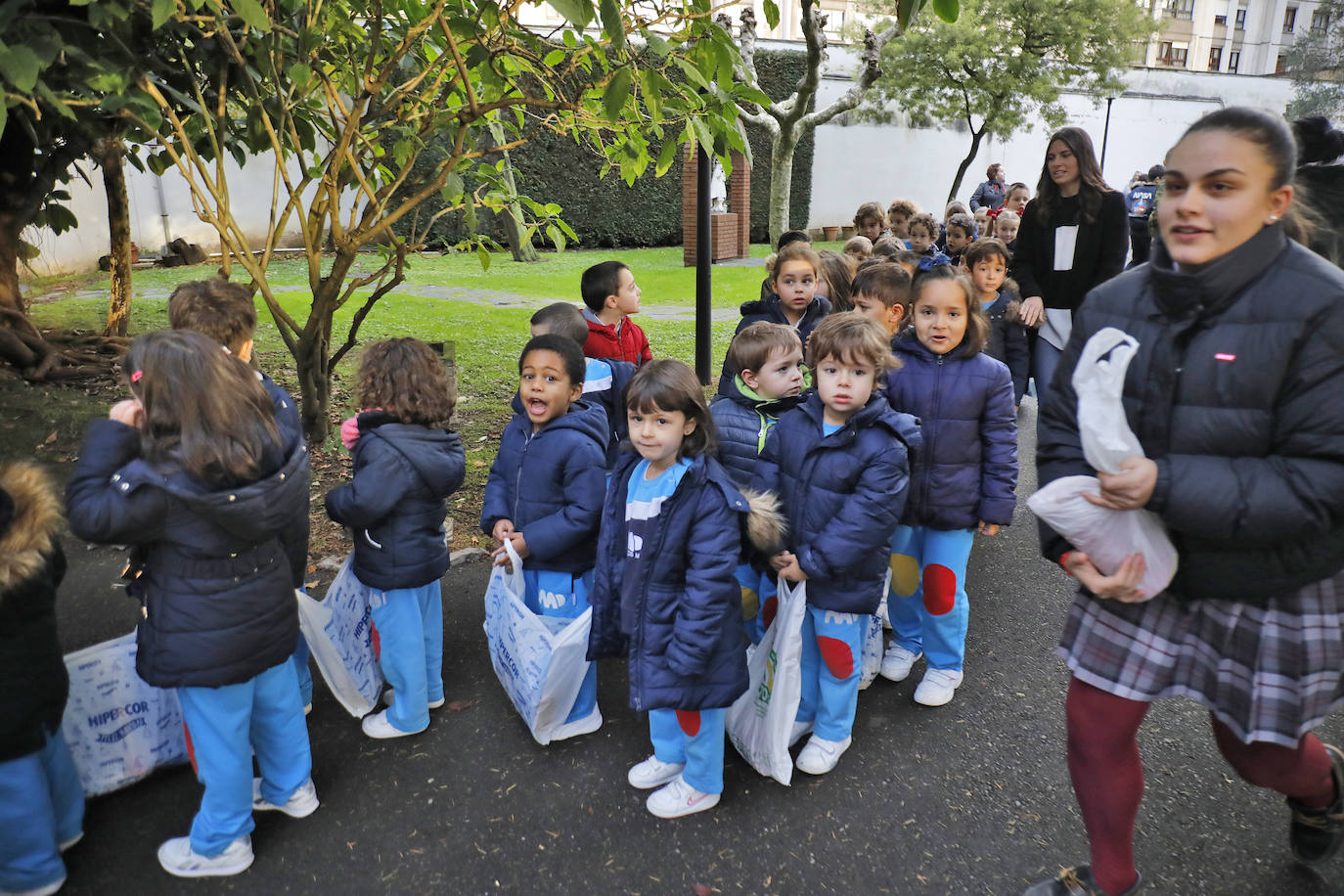 Los estudiantes del colegio Virgen Reina, de Gijón, han entregado 80 kilos de alimentos a la parroquia de La Resurrección. 