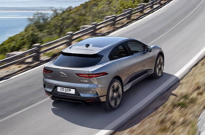 Jaguar i-Pace: pionero de los SUV grandes de lujo 100 % eléctricos. Con unas prestaciones de infarto, aceleraciones fulgurantes, una potencia de 400 CV y tracción 4x4 enfocada totalmente a carretera. Su interior es amplio, bien construido y totalmente silencioso. Su batería de 90 kWh le otorga una autonomía de 480 km WLTP (realista). El lujo tiene un precio que en este caso se eleva por encima de los 77.000 euros. 