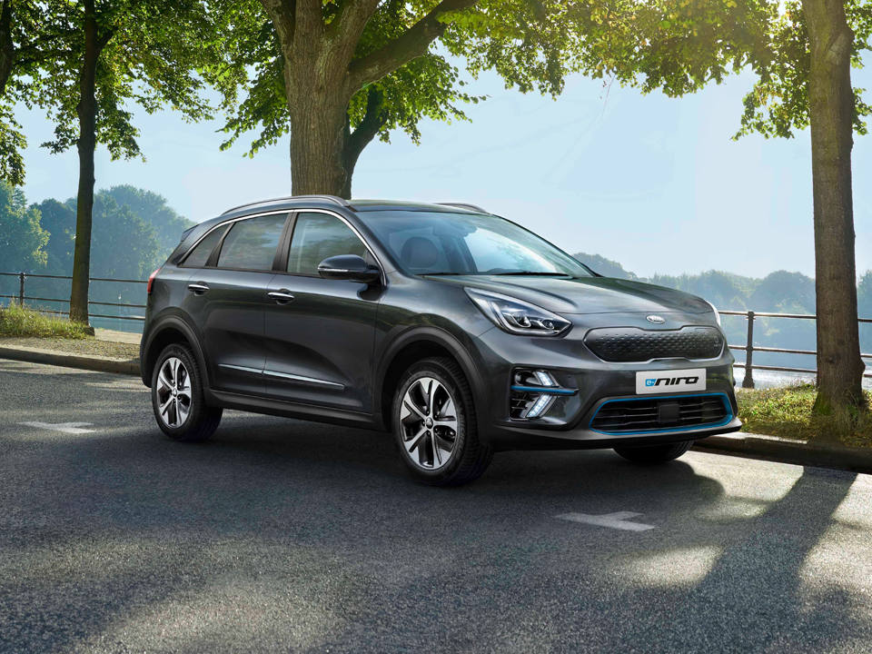 Kia e-Niro: técnicamente similar al Hyundai Ioniq eléctrico, con el que comparte plataforma y mecánica, aunque el formato SUV del Kia es algo más espacioso y a la vez más corto. Alcanza los 455 km de autonomía, un auténtico record, gracias a sus baterías de 64 kWh. 