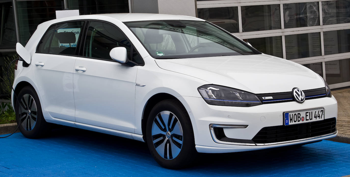 Volkswagen e-Golf. Es la versión 100 % eléctrica del Volkswagen Golf y cuenta con una autonomía de 300 km NEDC (unos 240 reales) gracias a su batería de 35,8 kWh brutos. Su precio es desde 24.400 euros. Será remplazado en breve por el Volkswagen ID.3.