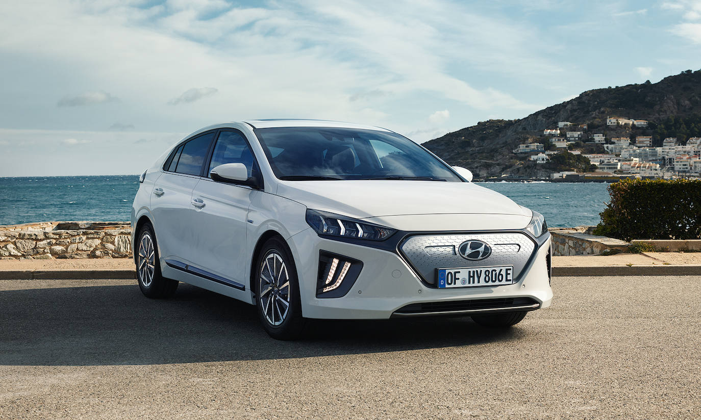 Hyundai Ioniq Eléctrico: es la tercera versión del compacto coreano, después del híbrido (HEV) y el híbrido enchufable (PHEV). En este modelo desaparece toda la mecánica técnica y tiene un peso, precio y complejidad menor. Su autonomía es de 294 km (WLTP) gracias a sus baterías de 38,3 kWh.