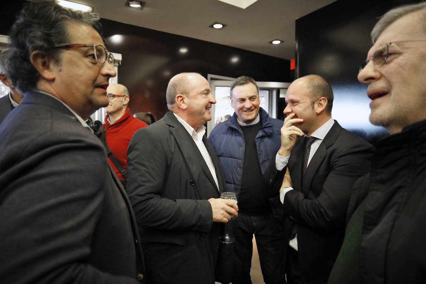 Los jugadores y las jugadoras del Sporting han compartido con la directiva la tradicional comida de Navidad en un hotel de Gijón.