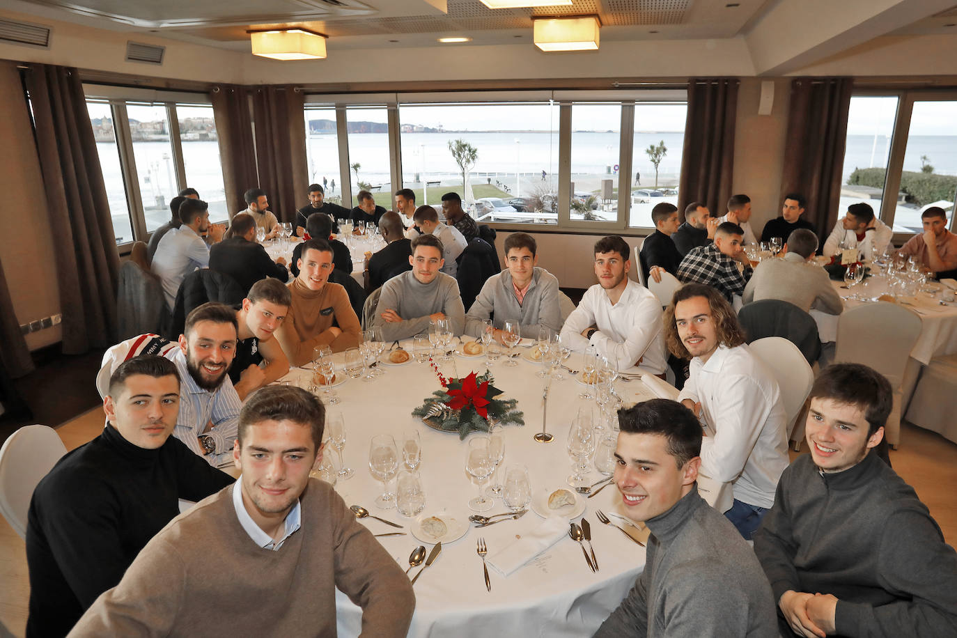 Los jugadores y las jugadoras del Sporting han compartido con la directiva la tradicional comida de Navidad en un hotel de Gijón.