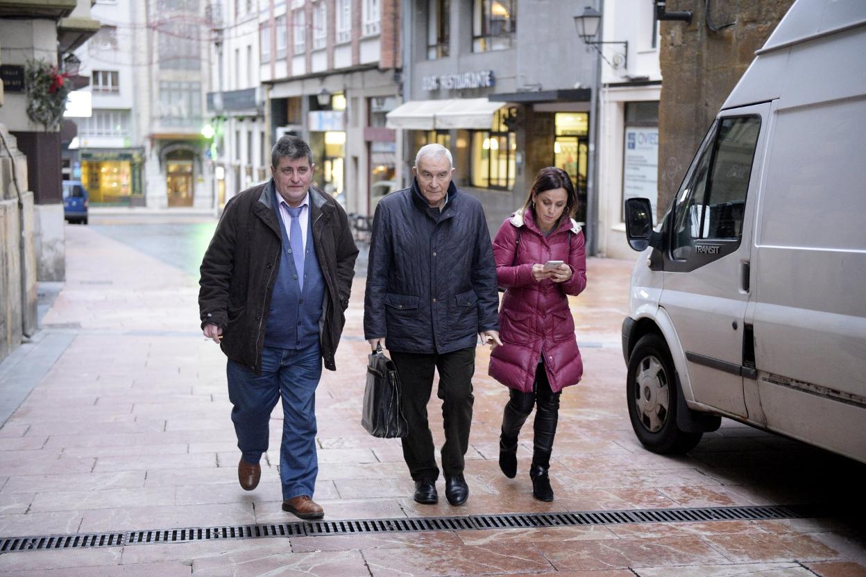 El abogado defensor junto a Luis Moro y Ana Belén Toro. 