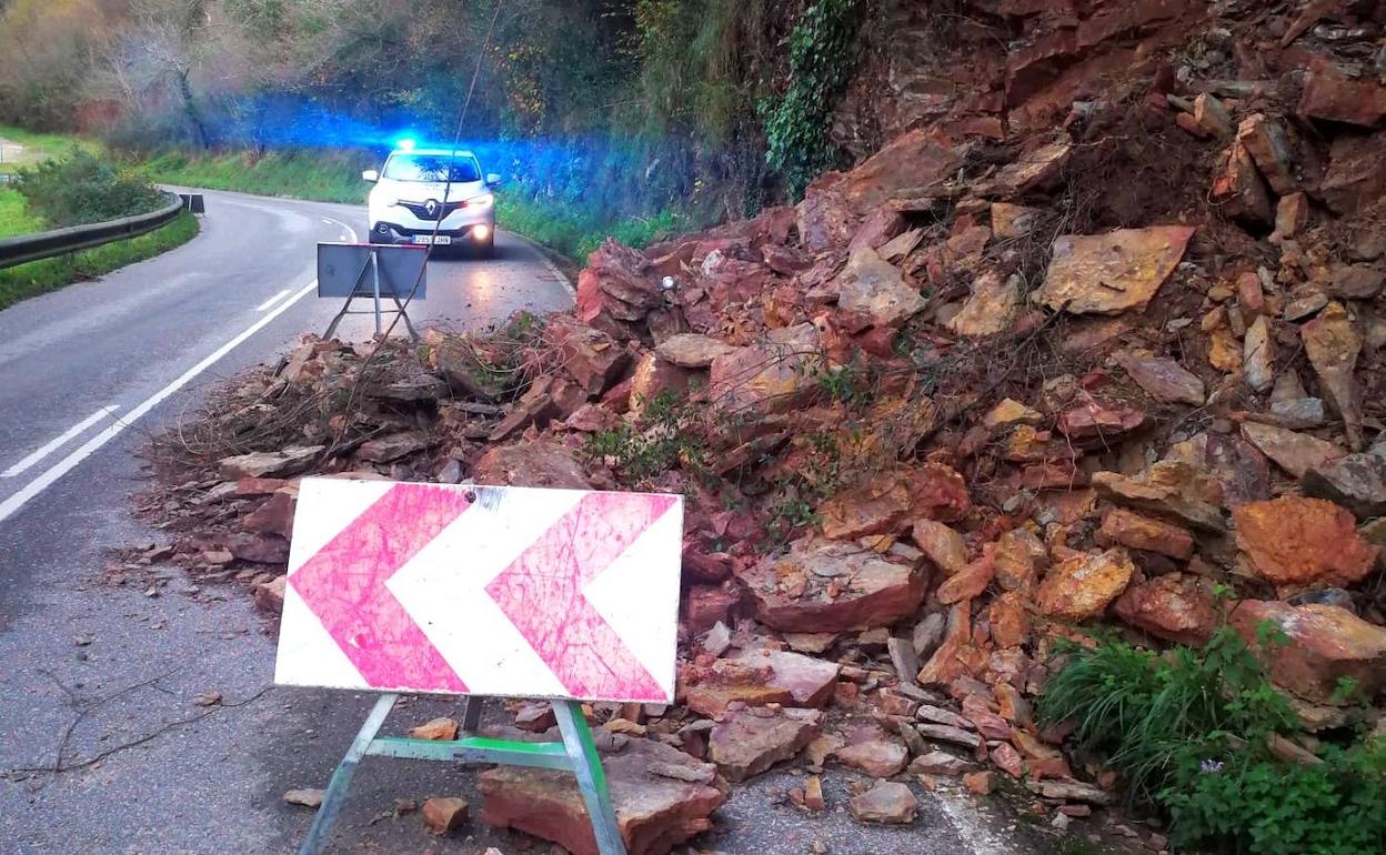 El Ayuntamiento de Llanes urge al Principado la retirada del «peligroso argayo» de la AS-379