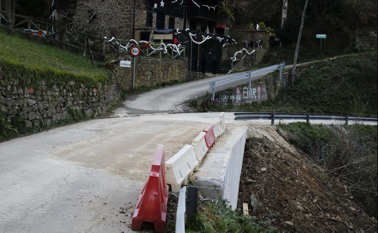 La carretera, tras haber sido reparado el hundimiento. 