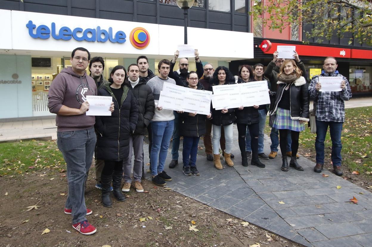 Los empleados de Eulen, concentrados en el parque del Gas. 