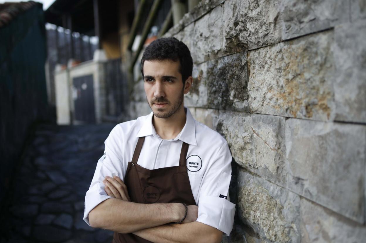 El cocinero Xune Andrade, en la parroquia de San Feliz, en el concejo de Lena, donde está su restaurante Monte. 