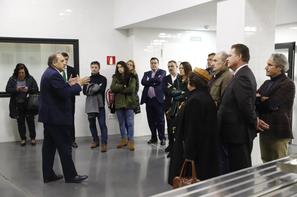 Los asistentes recorrieron las estancias del tanatorio que no están abiertas al público.