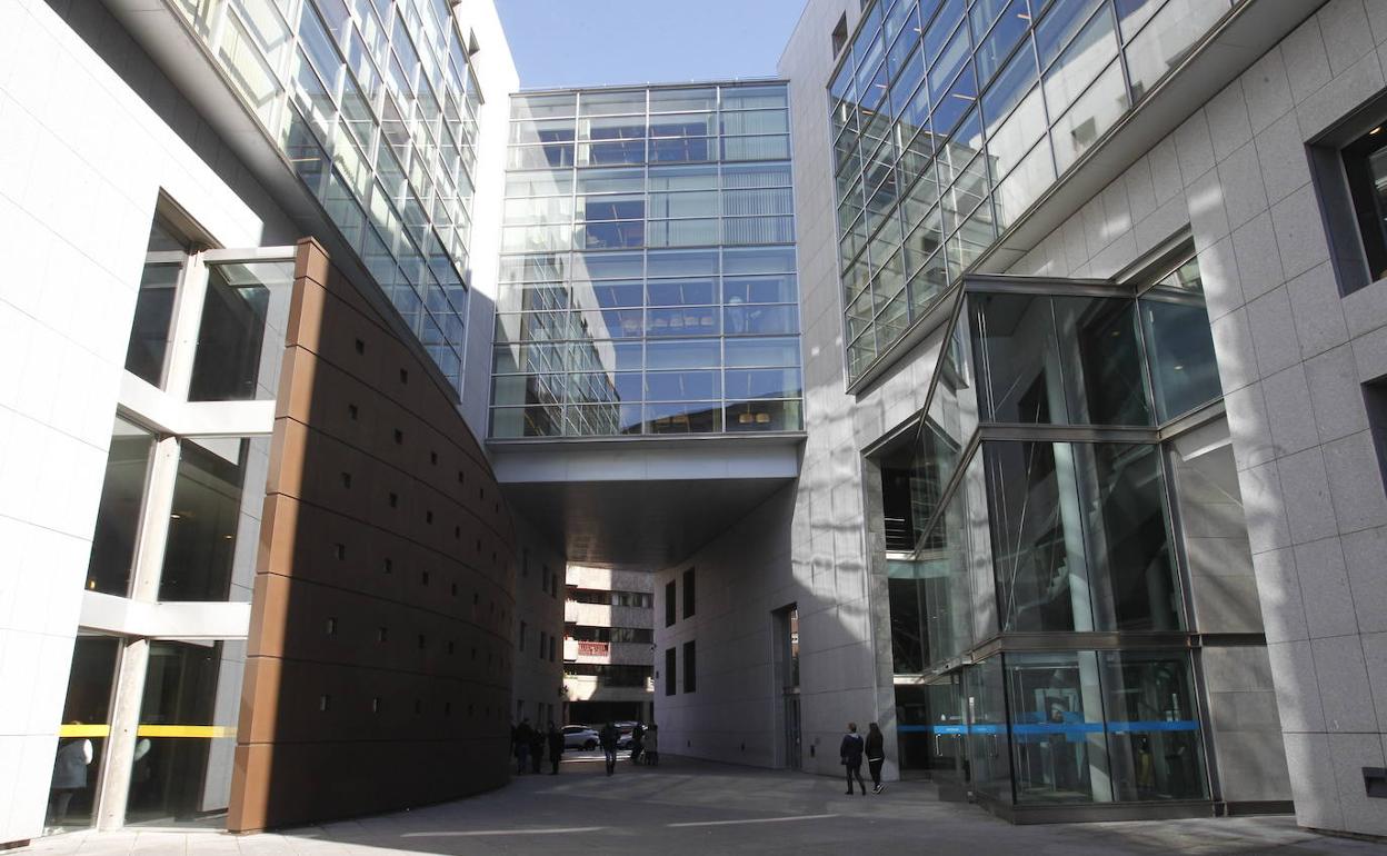 Piden una multa de 2.880 euros a un hombre por acosar a una amiga de su hija, de 14 años