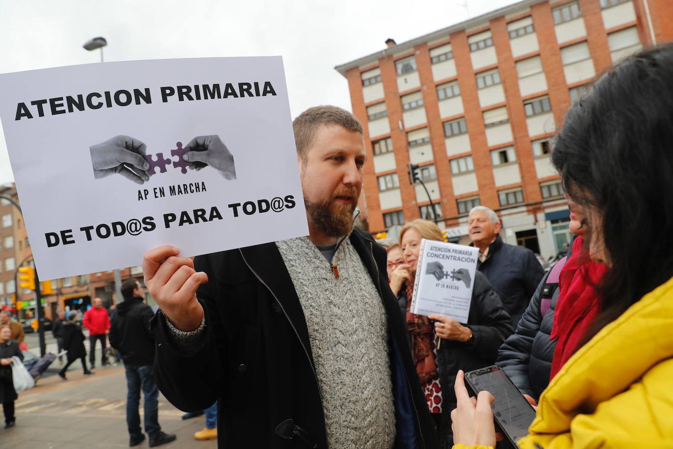 Un centenar de vecinos de El Llano, profesionales y colectivos sindicales y sociales se han concentrado frente al centro de salud para reclamar una sanidad de calidad y en contra de los recortes.