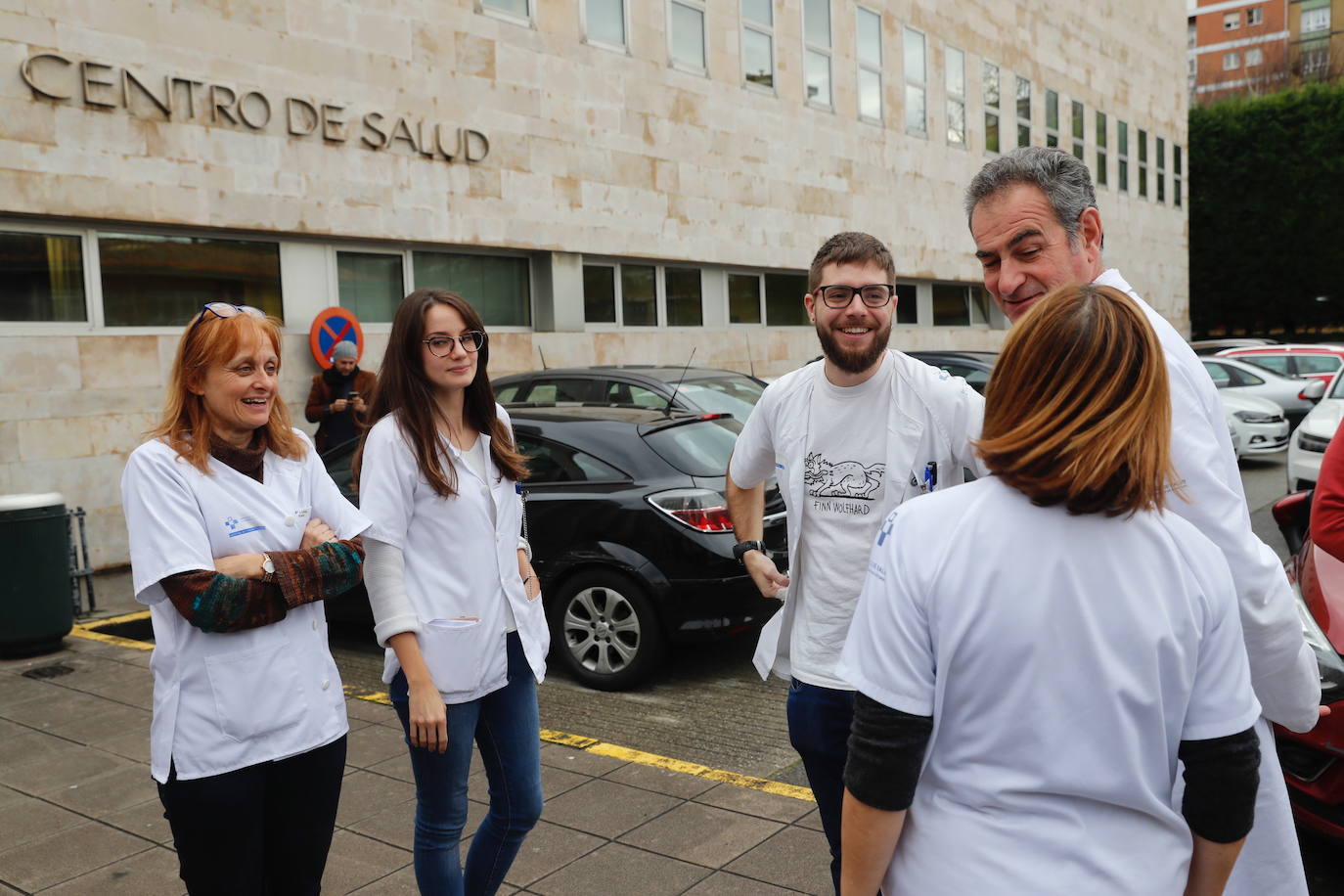 Un centenar de vecinos de El Llano, profesionales y colectivos sindicales y sociales se han concentrado frente al centro de salud para reclamar una sanidad de calidad y en contra de los recortes.