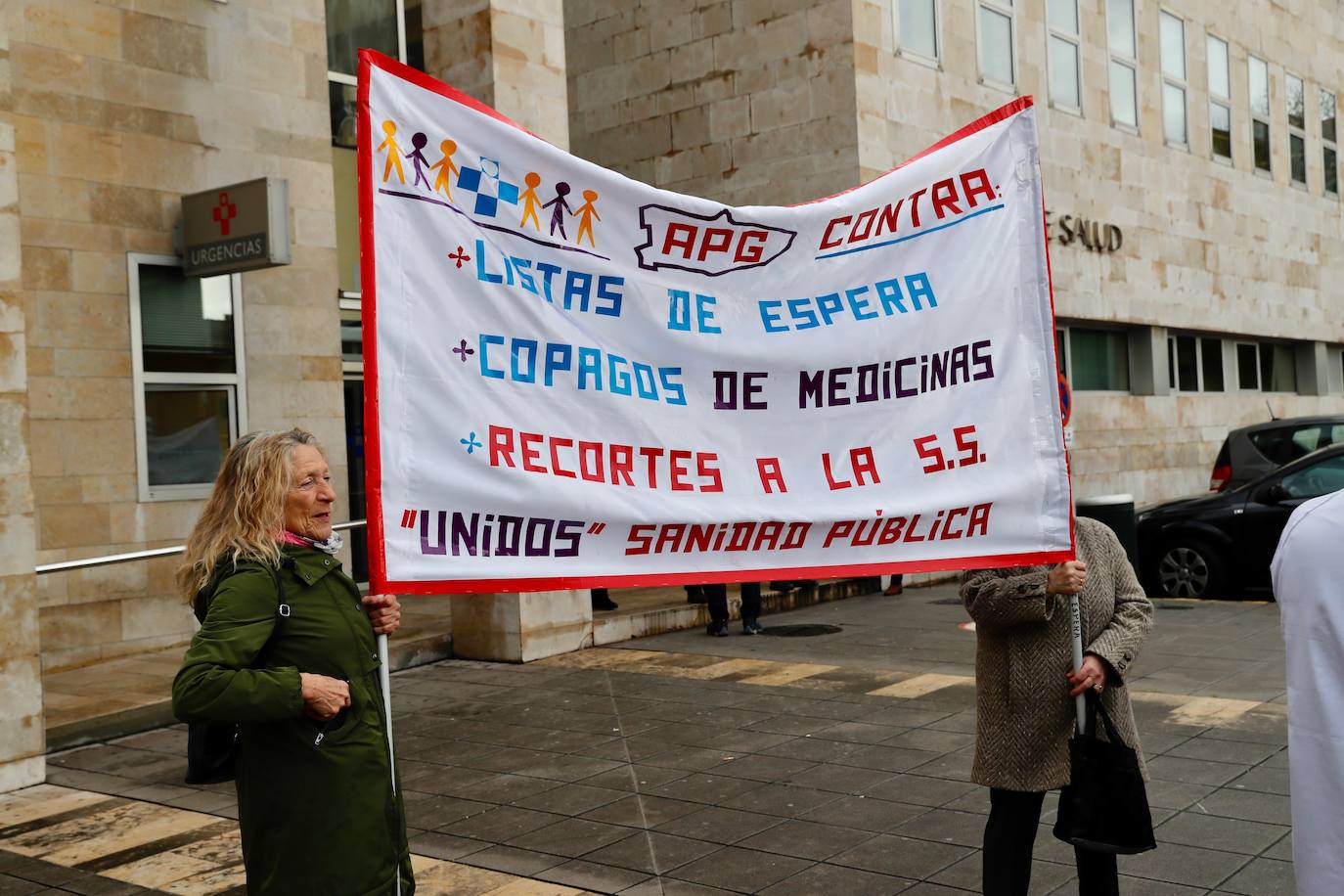 Un centenar de vecinos de El Llano, profesionales y colectivos sindicales y sociales se han concentrado frente al centro de salud para reclamar una sanidad de calidad y en contra de los recortes.