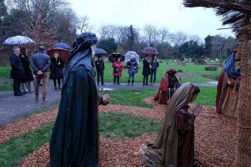 El espacio divulgativo estrena como novedades una réplica del faro del cabo Torres que se ubica en el centro del laberinto de laurel. El Botánico ha presentado también nuevas actividades como las visitas guiadas sobre las especies invasoras, así como un belén monumental y muchos talleres dirigidos a todo tipo de público.