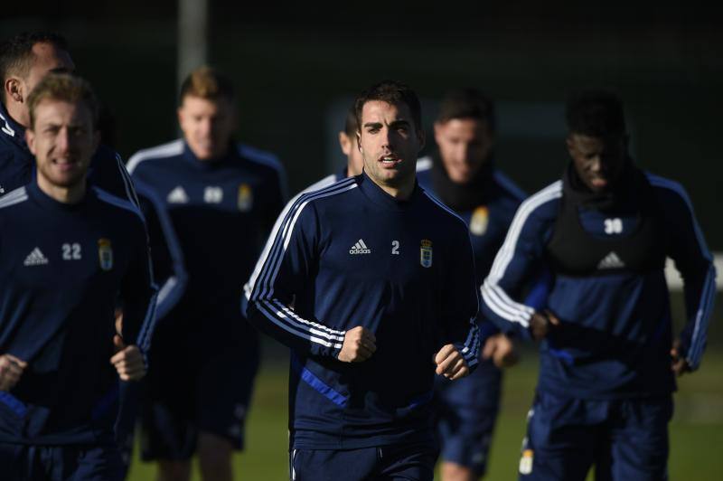 Los jugadores del Real Oviedo han entrenado este viernes para prepara el partido del sábado contra el Racing de Santander 