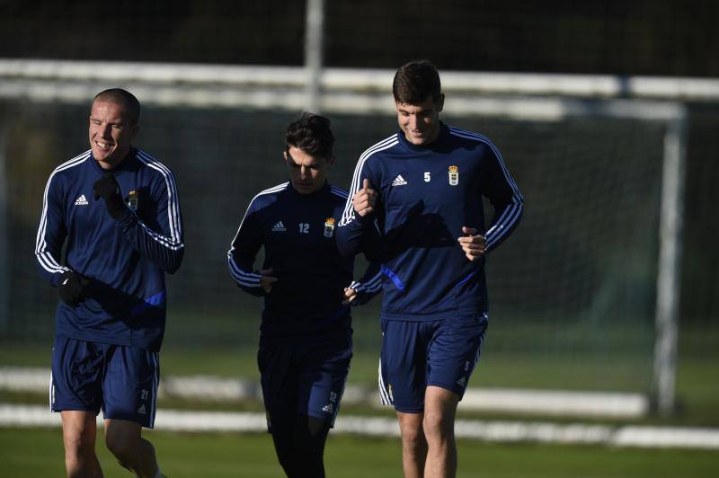 Los jugadores del Real Oviedo han entrenado este viernes para prepara el partido del sábado contra el Racing de Santander 
