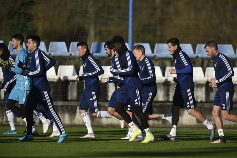 Los jugadores del Real Oviedo han entrenado este viernes para prepara el partido del sábado contra el Racing de Santander 