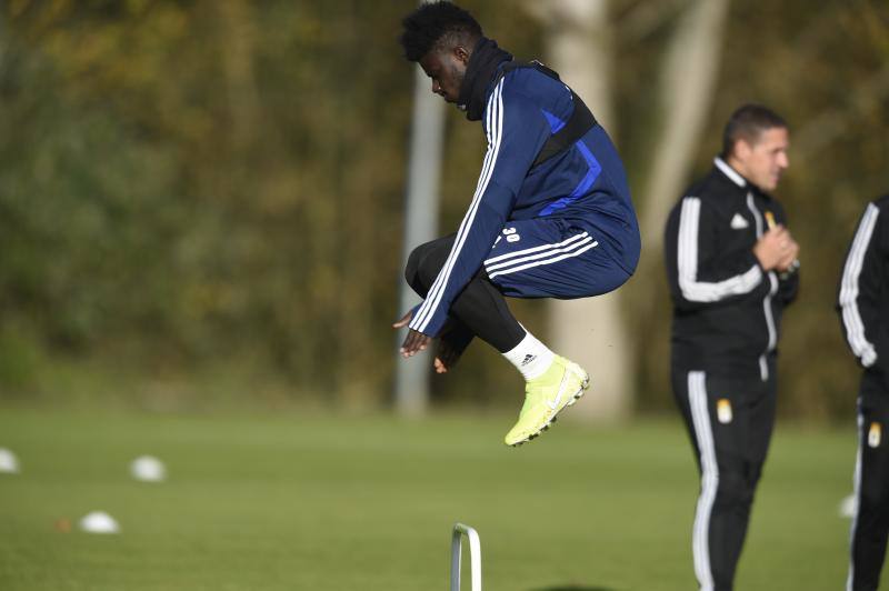 Los jugadores del Real Oviedo han entrenado este viernes para prepara el partido del sábado contra el Racing de Santander 