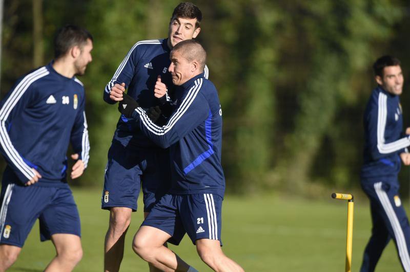 Los jugadores del Real Oviedo han entrenado este viernes para prepara el partido del sábado contra el Racing de Santander 
