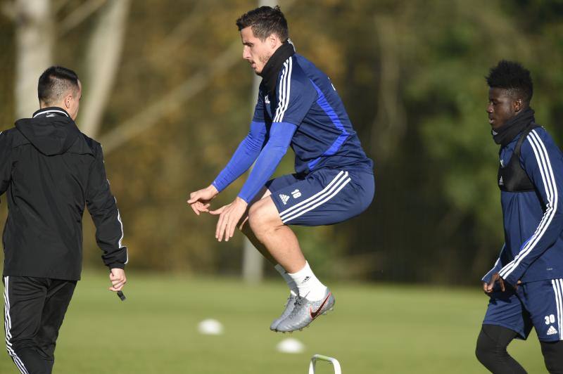 Los jugadores del Real Oviedo han entrenado este viernes para prepara el partido del sábado contra el Racing de Santander 
