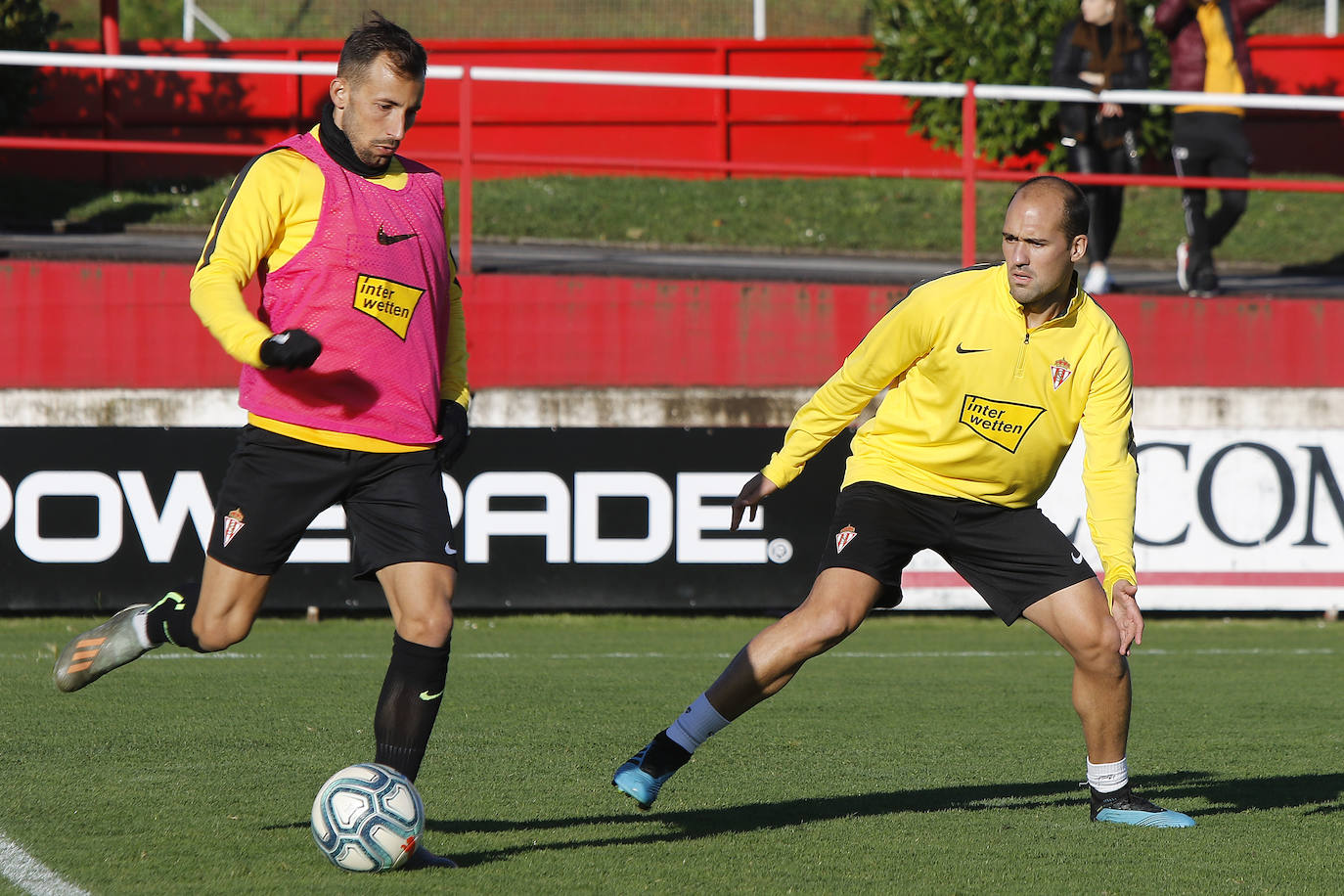 Los jugadores del Sporting han entrenado este viernes para tratar de sumar los tres puntos en el encuentro contra el Extremadura, que se celebra el sábado en El Molinón. 