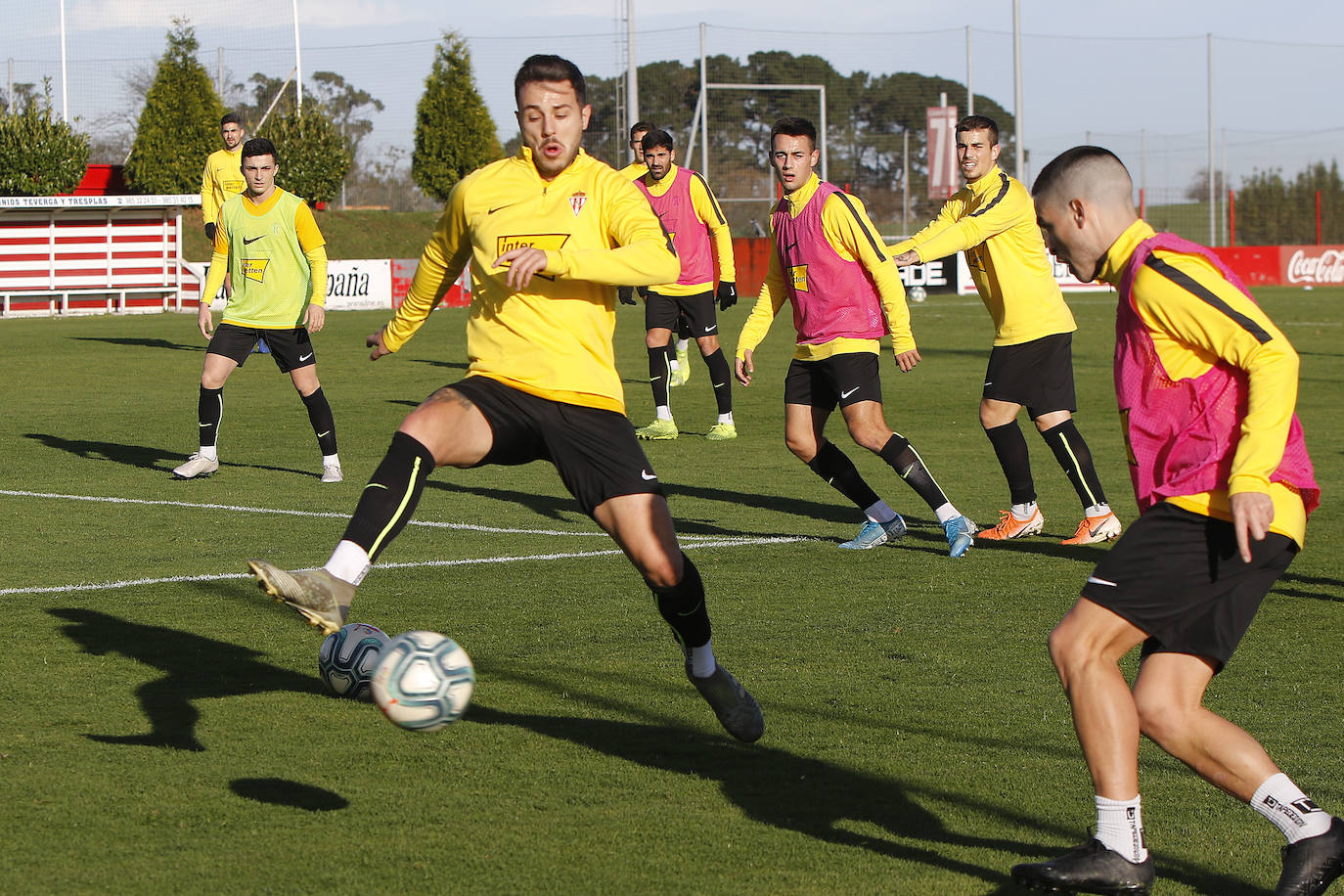 Los jugadores del Sporting han entrenado este viernes para tratar de sumar los tres puntos en el encuentro contra el Extremadura, que se celebra el sábado en El Molinón. 