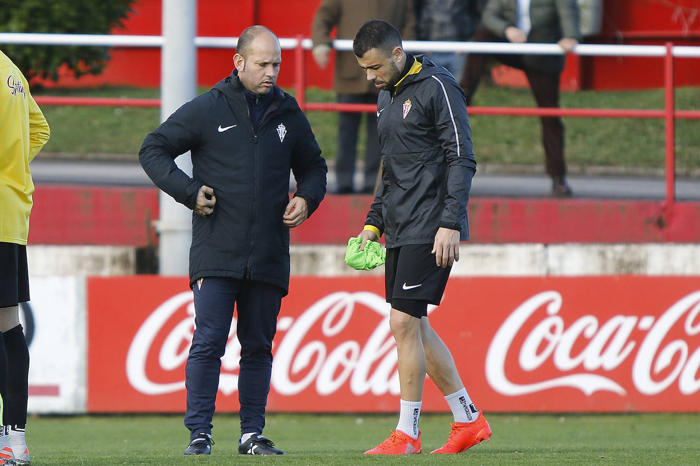 Los jugadores del Sporting han entrenado este viernes para tratar de sumar los tres puntos en el encuentro contra el Extremadura, que se celebra el sábado en El Molinón. 